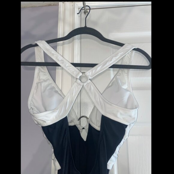 Size women's 10 Venus crisscross one-piece swimsuit in black and white, swimwear - Picture 6 of 7